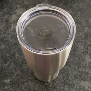 32oz YETI mug with lid